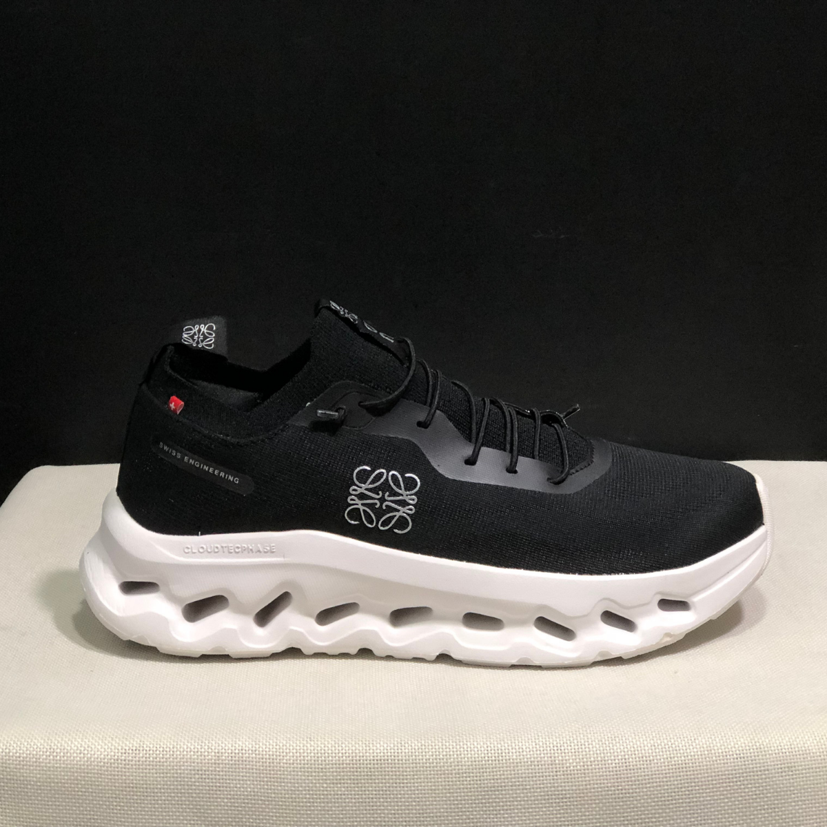 On Cloud × Loewe — Cloudtilt Noir et Blanc 2.0